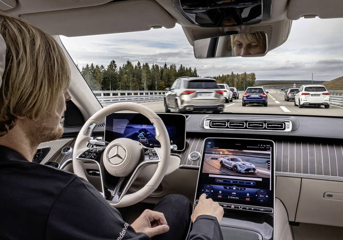 Mercedes-Benz adelanta a Tesla en conducción autónoma