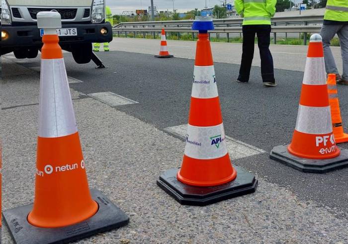 Así funcionan los nuevos conos conectados para obras de la DGT