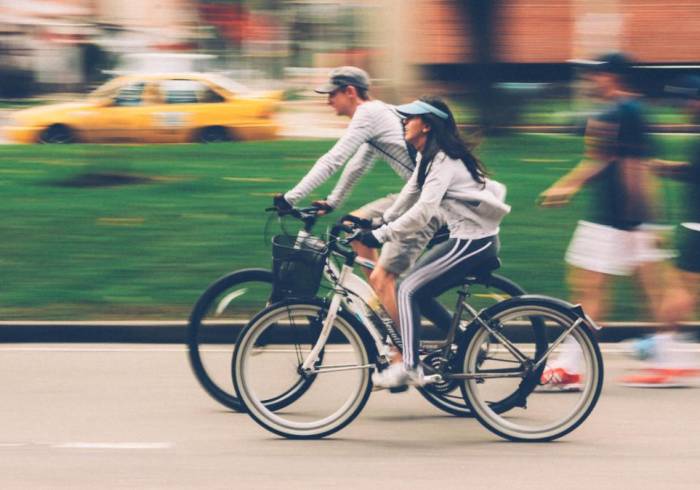 La DGT aclara las 20 normas que todo ciclista debe cumplir y las multas por infringirlas