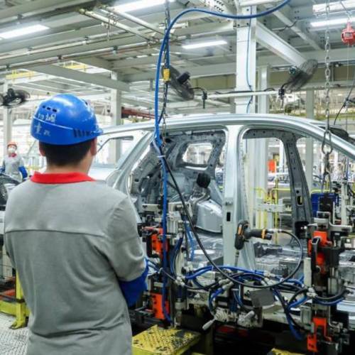 China contraataca a EEUU y Europa: estudia subir los aranceles a los coches importados