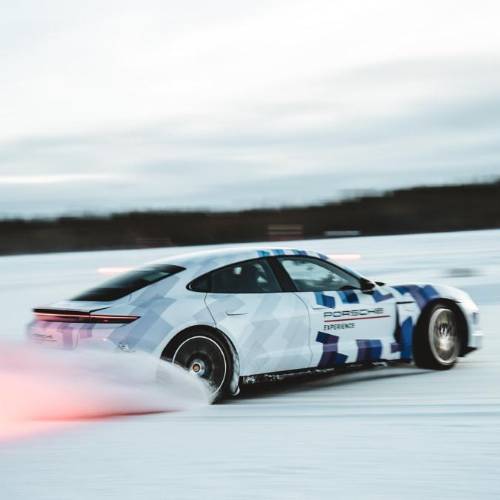 El nuevo récord Guinness del Porsche Taycan: 17 kilómetros de drifting sobre hielo