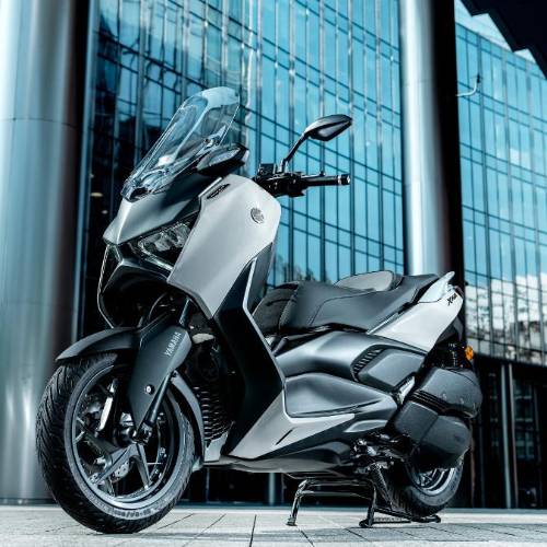 Yamaha XMAX 2025: evolución deportiva y tecnológica