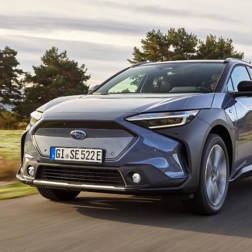 El frontal del Subaru Solterra cuenta con una amplia parrilla carenada.