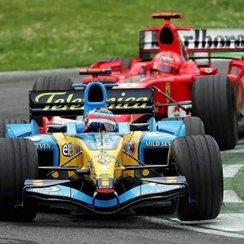 Fernando Alonso luchando con Michael Schumacher para ganar el GP de Imola 2005