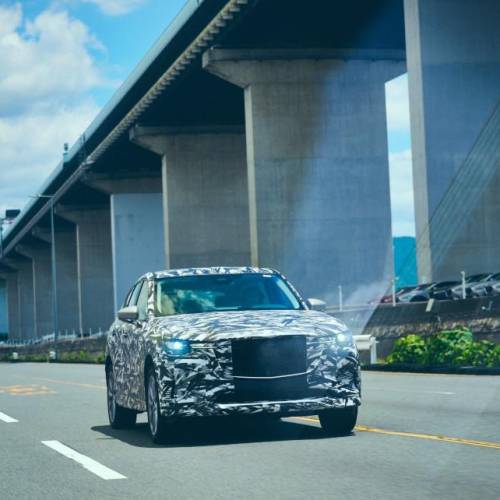 Masayoshi Kanei realizando pruebas de los modelos de Mazda