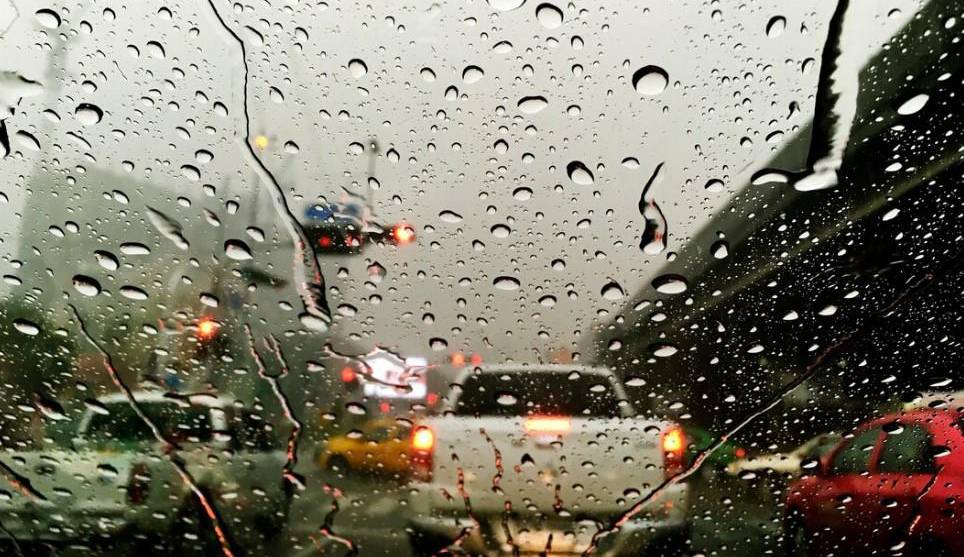 Cómo conducir seguro cuando llueve