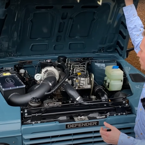 Luke Dale con el Land Rover al que le ha instalado el motor de una excavadora