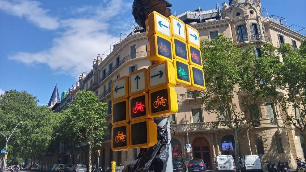 Así es el semáforo ‘tetris’ que vuelve locos a los ciclistas en Barcelona
