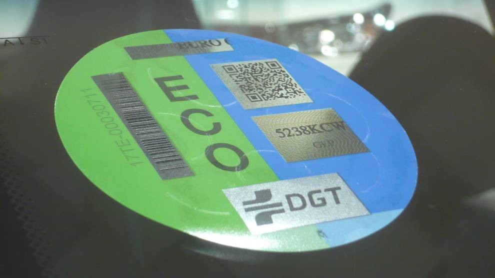 El sencillo proceso para pedir la etiqueta ambiental de la DGT