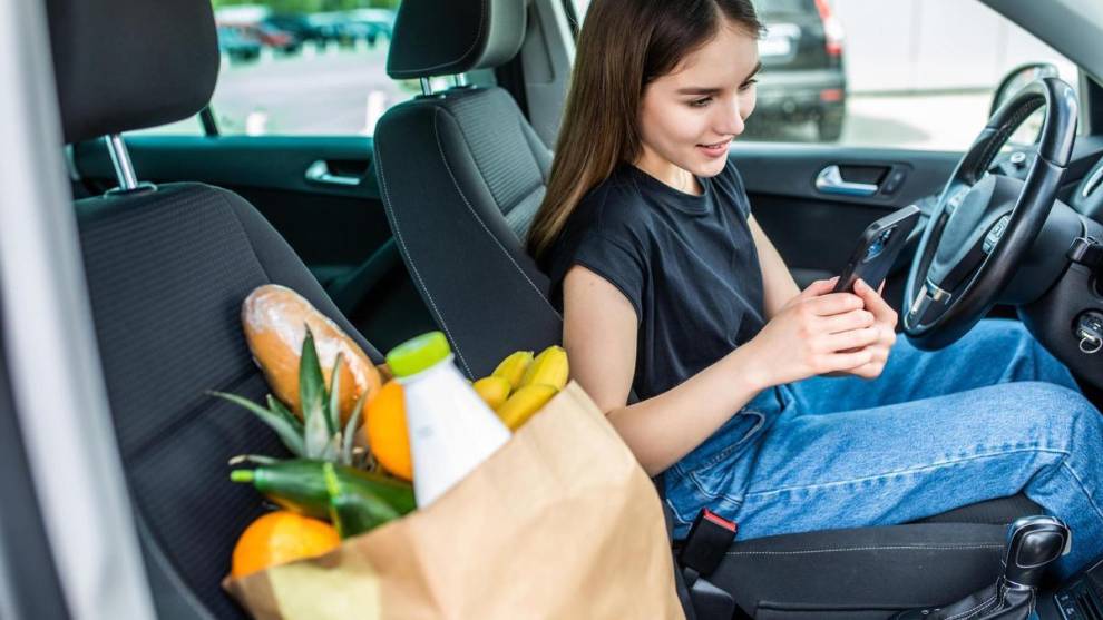 Llevar las bolsas de la compra en el interior del coche es sancionable