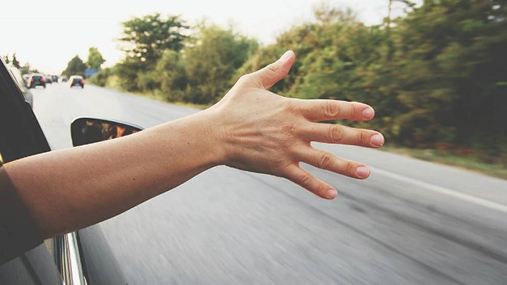 Diez señales que hacemos con las manos al conducir y su significado