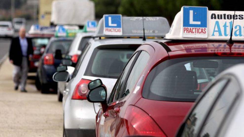 En Móstoles se han inventado una señal contra los coches de autoescuela