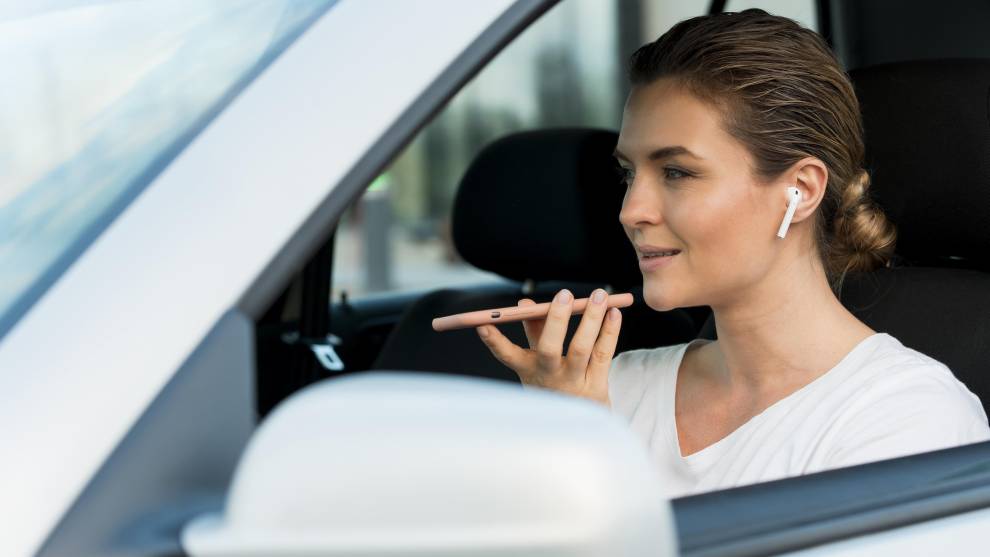 Mandar audios, escribir mensajes o usar el móvil está totalmente prohibido al volante, incluso en ciertas situaciones