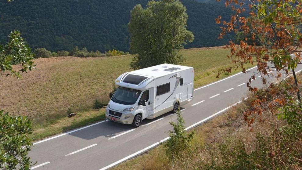 Una autocaravana con placas solares