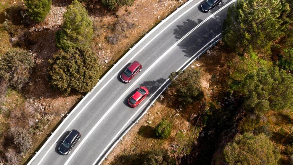 ¿Puedes adelantar a varios vehículos a la vez en carreteras de un solo carril por sentido?