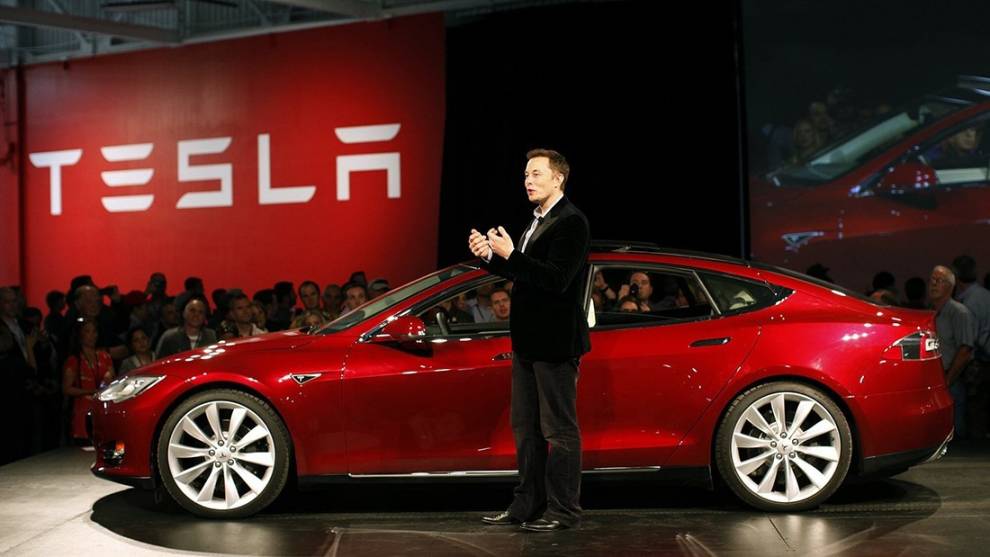 Elon Musk vuelve a prometer la conducción autónoma total, esta vez para 2023