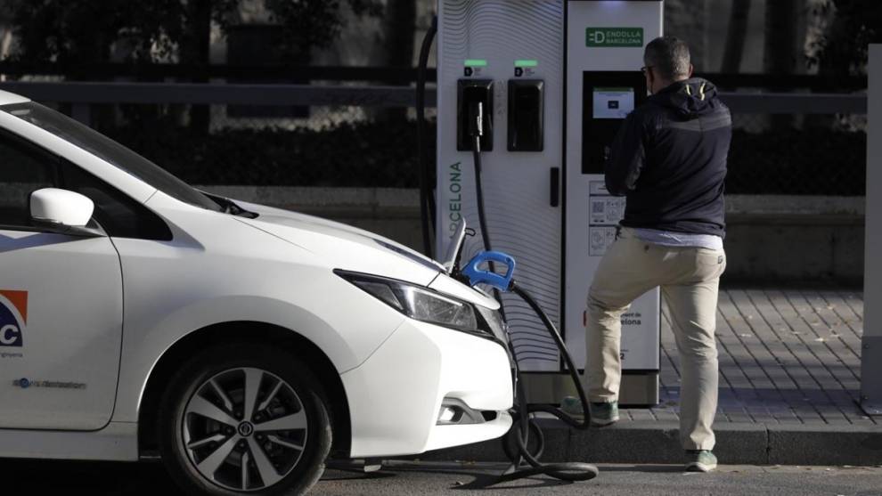 Barcelona empieza a cobrar por cargar el coche eléctrico