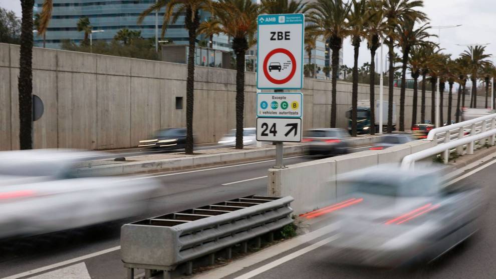 Barcelona cambiará la ordenanza para tratar de blindar la zona de bajas emisiones