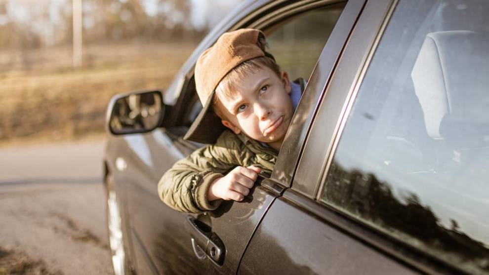 ¿Cuándo puede viajar un niño en el asiento delantero del coche?