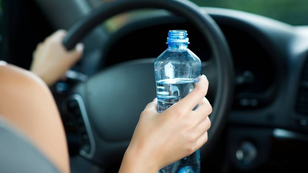 ¿Es peligroso llevar una botella de agua en el coche?
