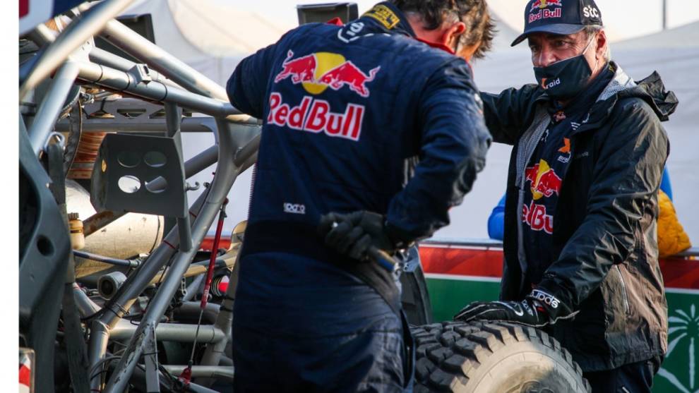 Sainz se despide de ganar el Dakar tras dos pinchazos
