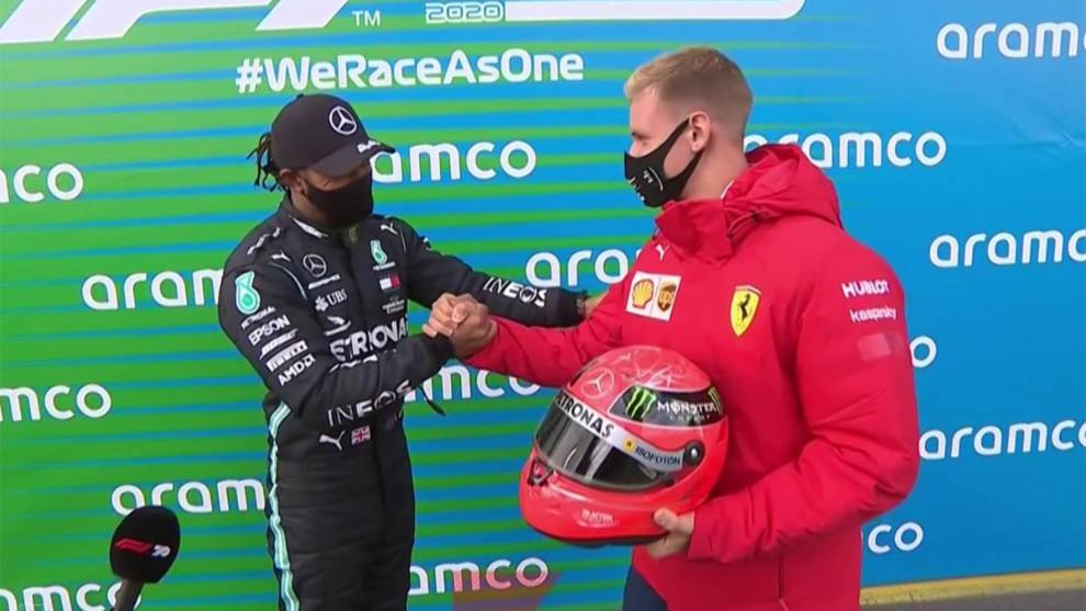 La familia Schumacher le regaló un casco de Michael a Hamilton