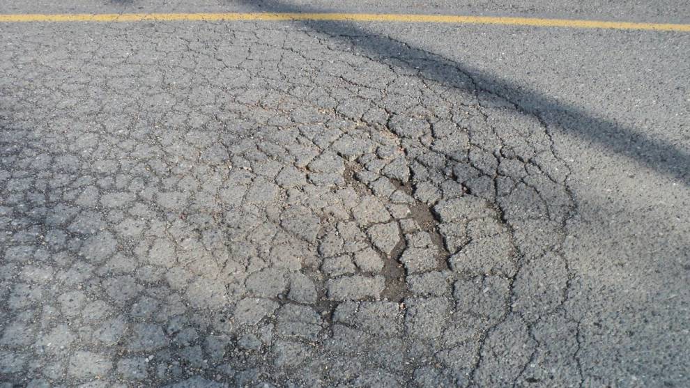 Muchas carreteras españolas sufren esta denominada piel de cocodrilo