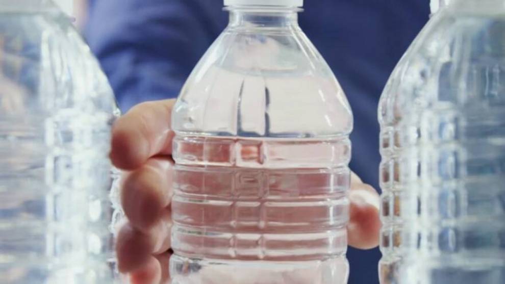 Ford convierte 1200 millones de botellas de plástico al año en alfombrillas de coche