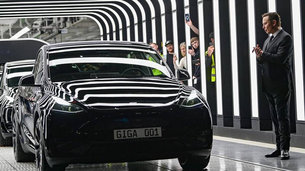 Elon Musk entrega personalmente las primeras unidades de Tesla fabricadas en Alemania