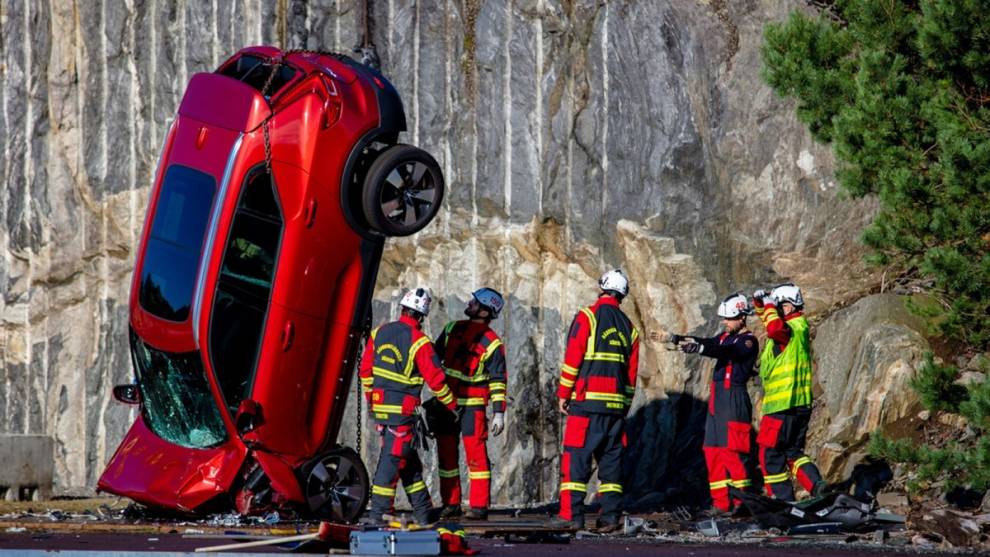 Volvo deja caer coches desde 30 metros... por seguridad