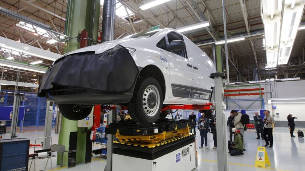 La plantilla de Mercedes en Vitoria paraliza la producción por los riesgos sanitarios