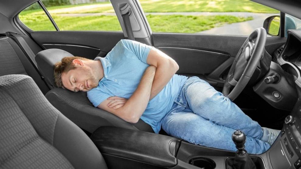 Nos vamos de Semana Santa: ¿es legal dormir en el coche?