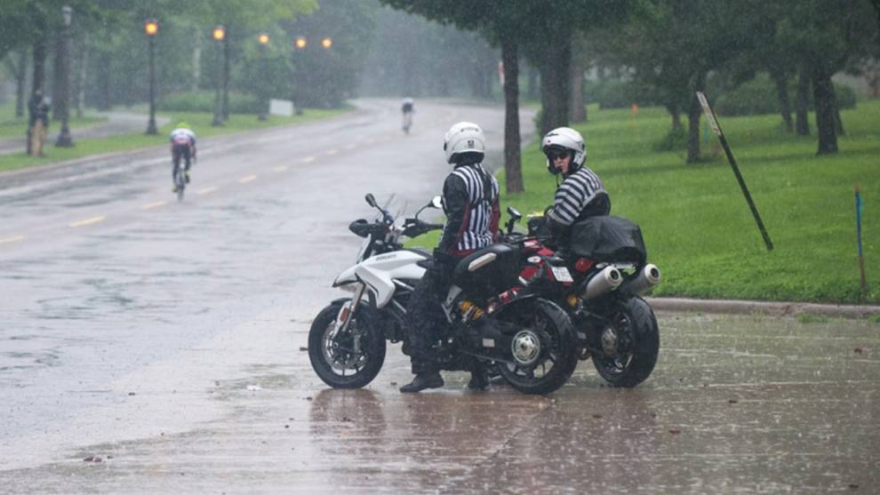 ¿Me cubre el seguro si resbalo con la moto por culpa de la lluvia?