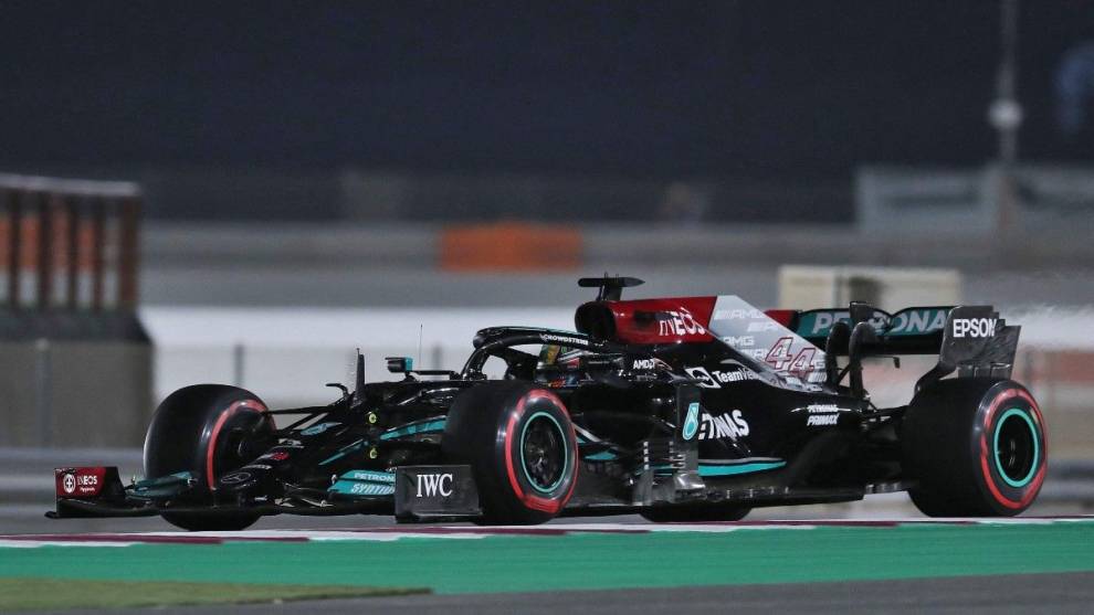 Hamilton presiona a Verstappen