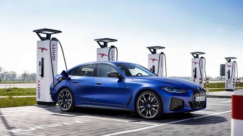 BMW simplifica la carga de sus eléctricos con el sistema Plug&amp;Charge