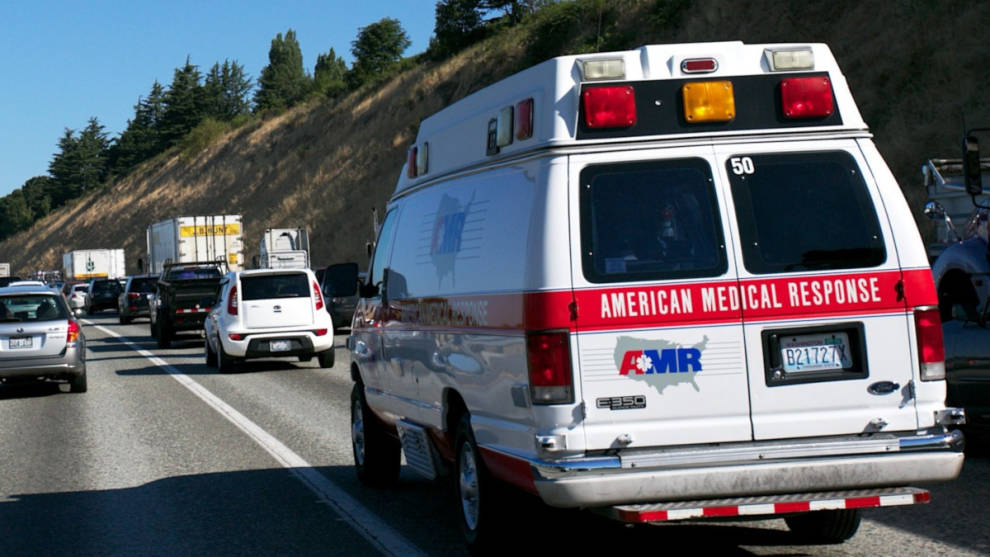 La DGT nos recuerda qué debemos hacer si viene una ambulancia