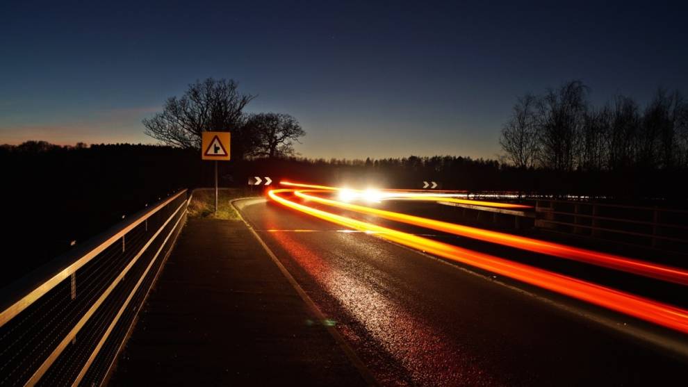 ¿Me pueden multar por utilizar las luces de carretera o luces largas?