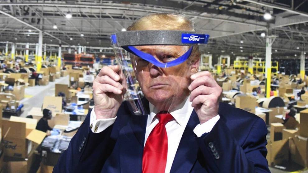 La visita de Trump a la planta de Ford: una máscara personalizada, chaquetas de cuero y tres Ford GT