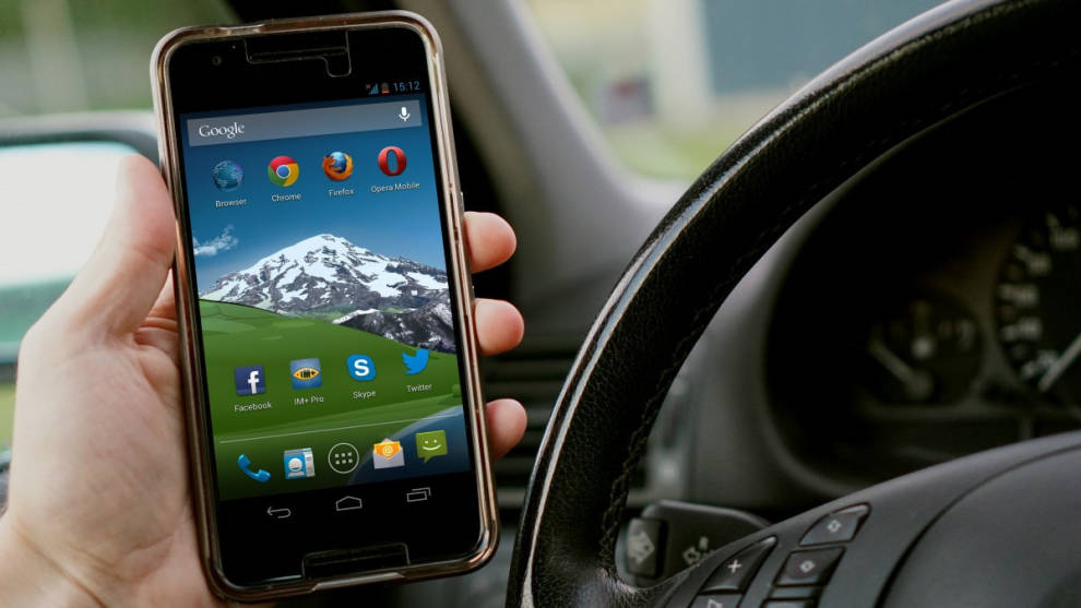 ¡Vigila dónde pones el móvil en tu coche! La DGT avisa de cara al verano