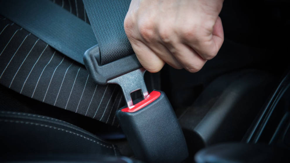 ¿Quién paga la multa si un acompañante del coche no lleva el cinturón?