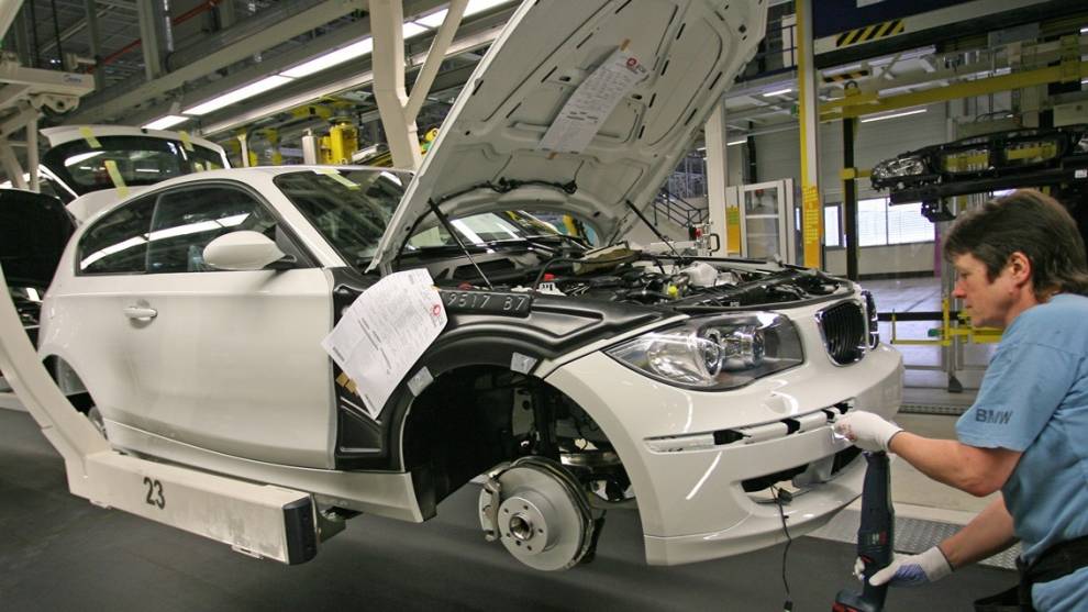 BMW y Toyota cierran también sus fábricas en Europa por el coronavirus
