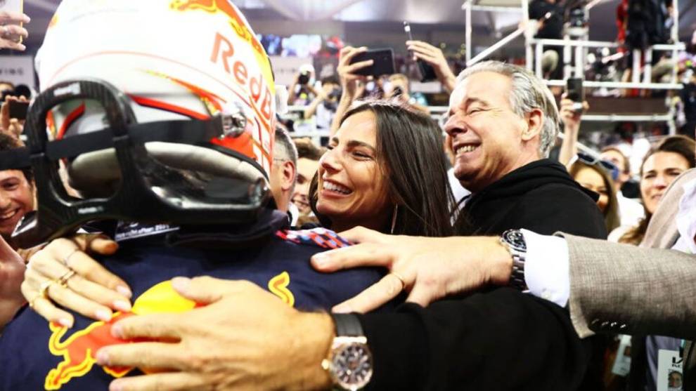 La romántica celebración de Verstappen y Kelly Piquet
