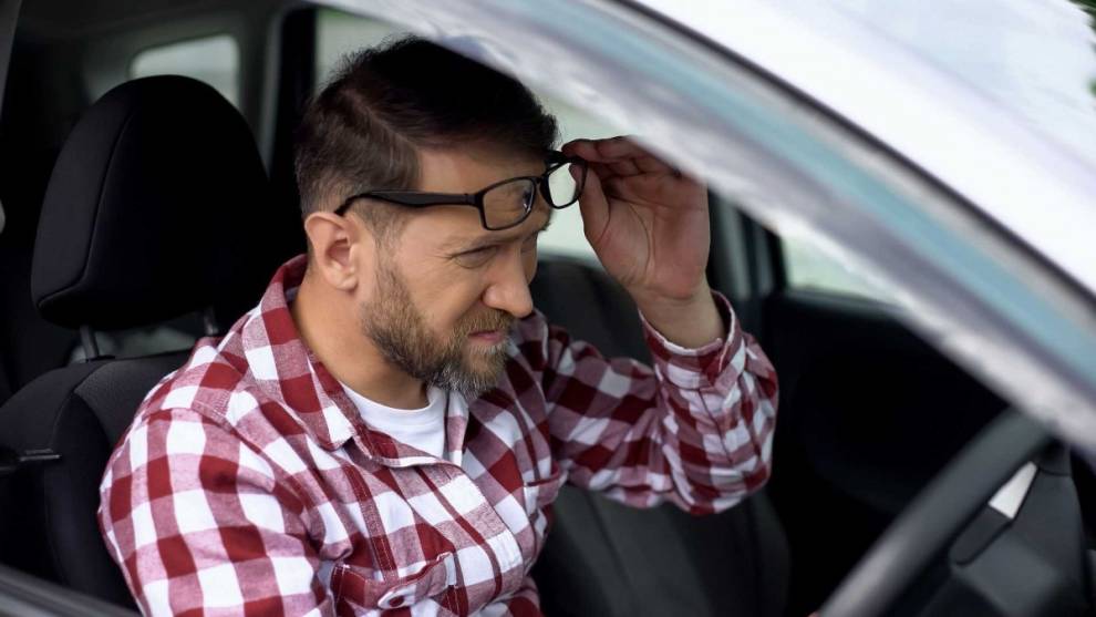 Conducir con gafas o lentillas, ¿qué es mejor?