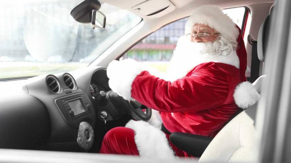 ¿Cuánto tardaría Papá Noel en repartir los regalos si fuese en coche?