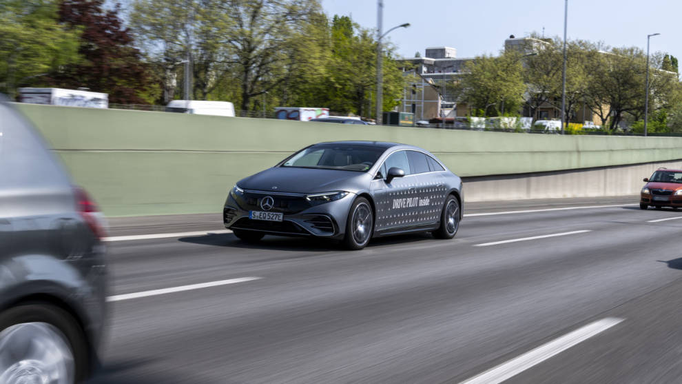 Mercedes supera a Tesla en conducción autónoma