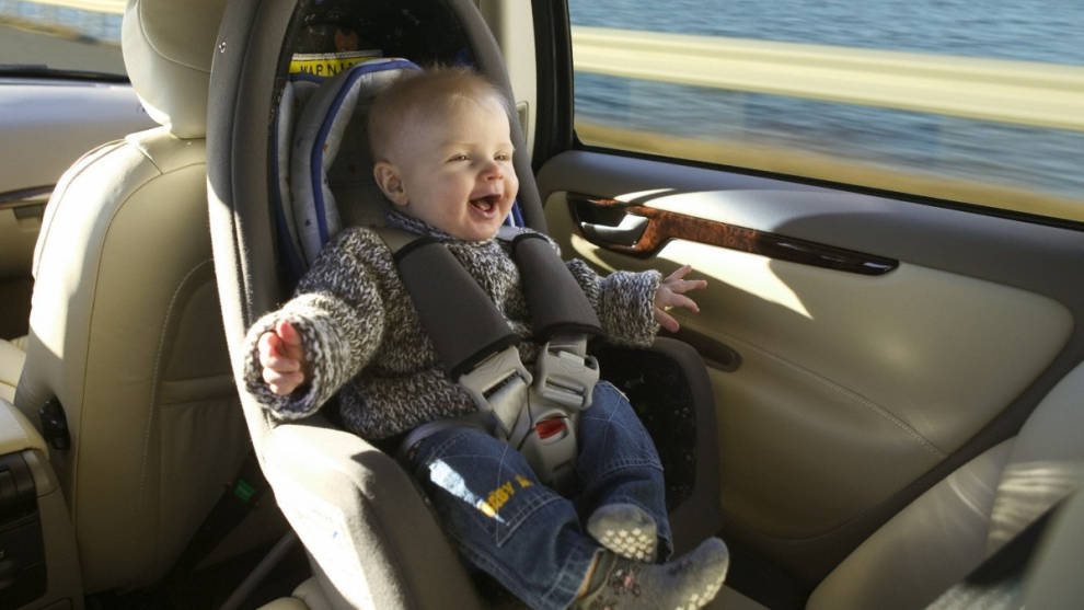 11 Consejos para viajar sola con tu bebé en el coche - CSC