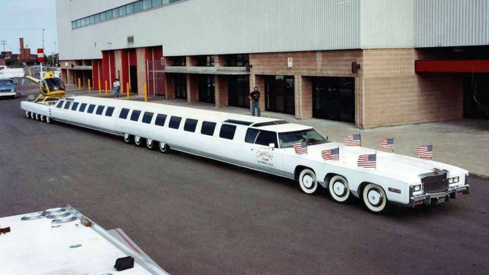 Este es el coche más largo del mundo, con 24 ruedas, piscina y helipuerto