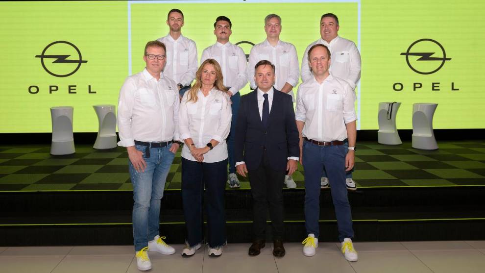 Los participantes posan junto a los directivos de Opel y el presidente de la RFEDA.