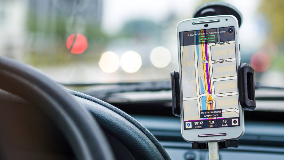 La DGT advierte a los conductores del uso del GPS durante la conducción