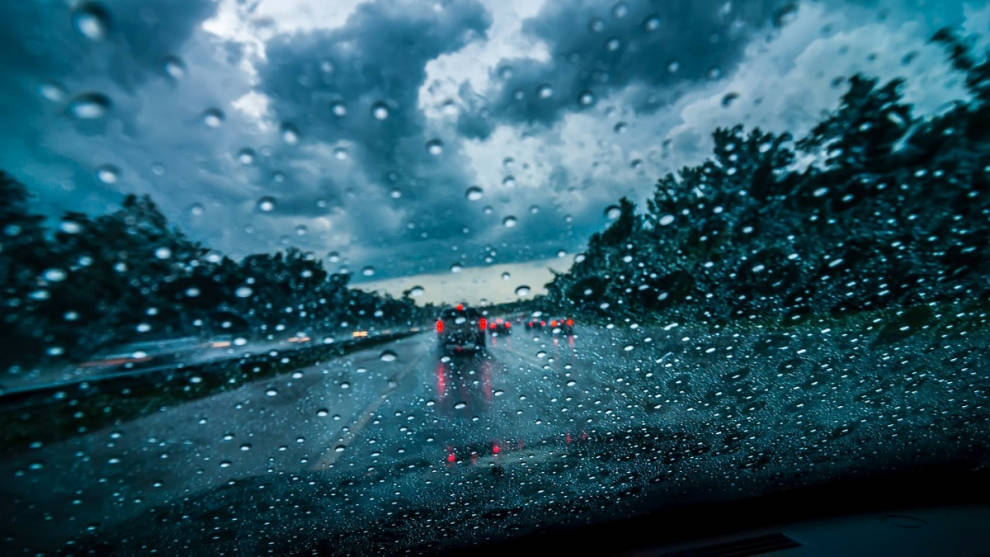 Cómo conducir durante una tormenta o lluvia intensa en verano